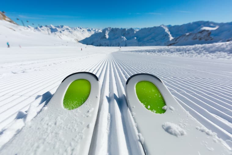 Des skis sur la piste