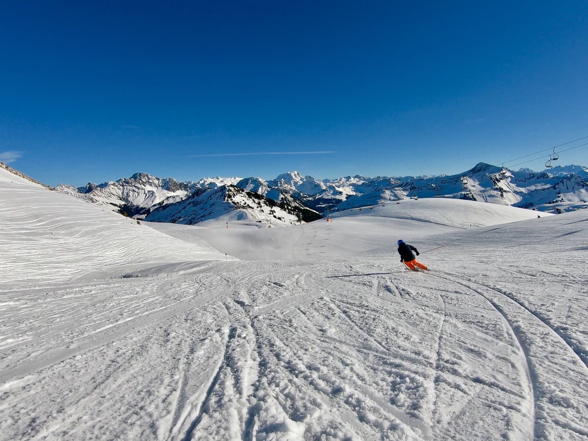 Un skieur profite de ses vacances au ski.